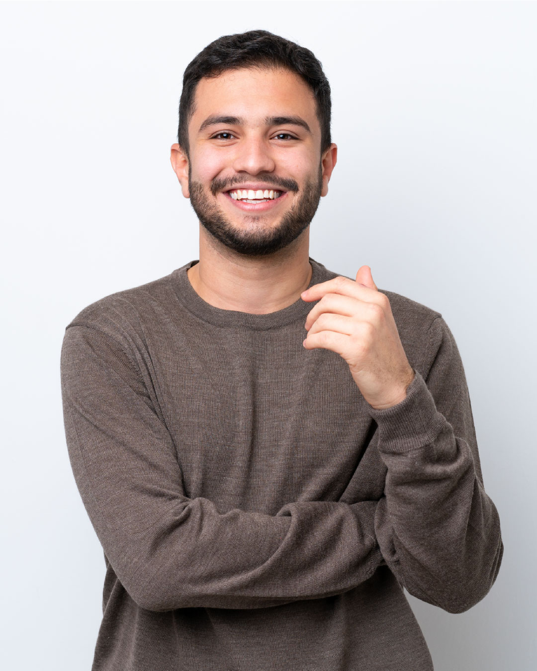 Paciente sonriendo tras tratamiento de endodoncia en Cajicá
