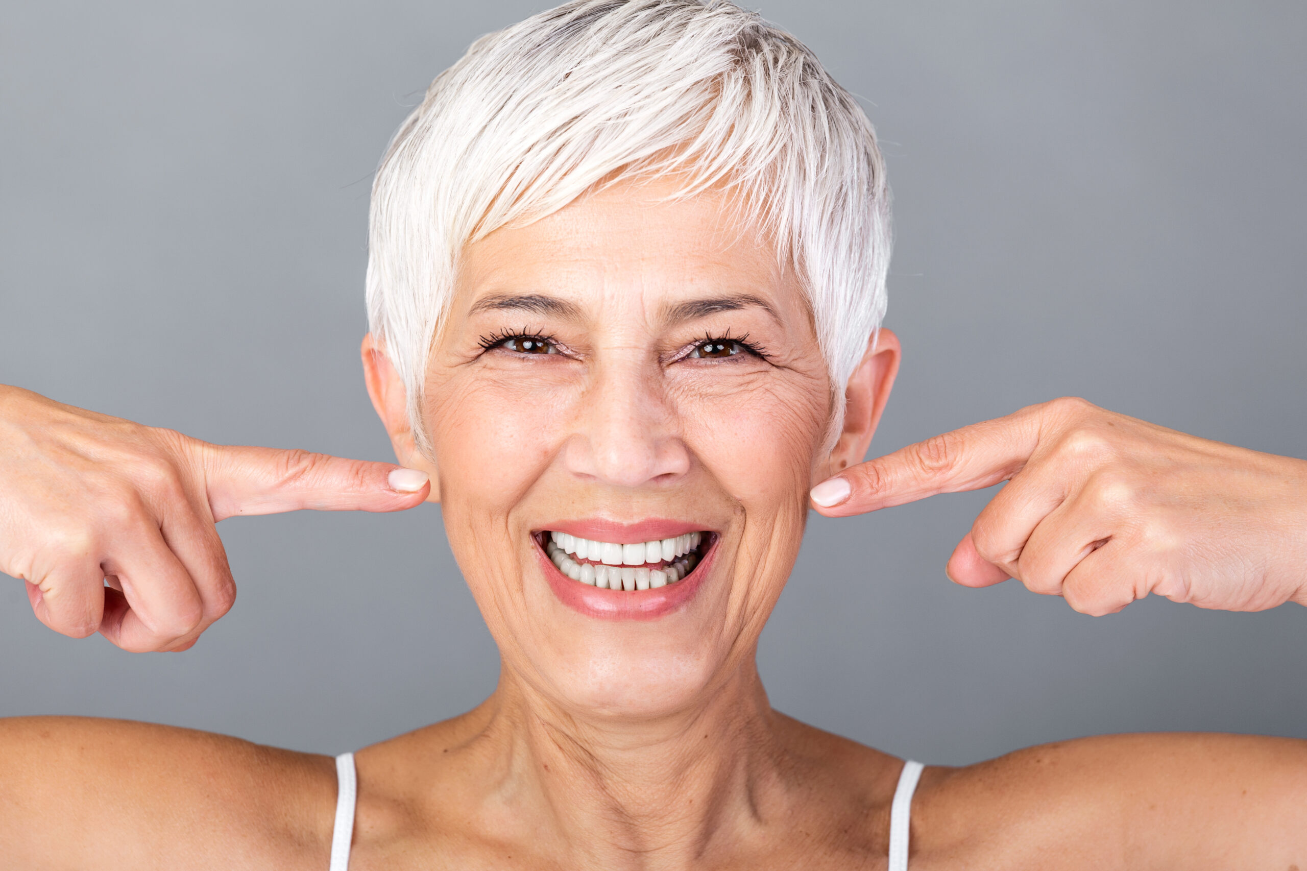 Paciente feliz tras tratamiento de implantes dentales en Cajicá