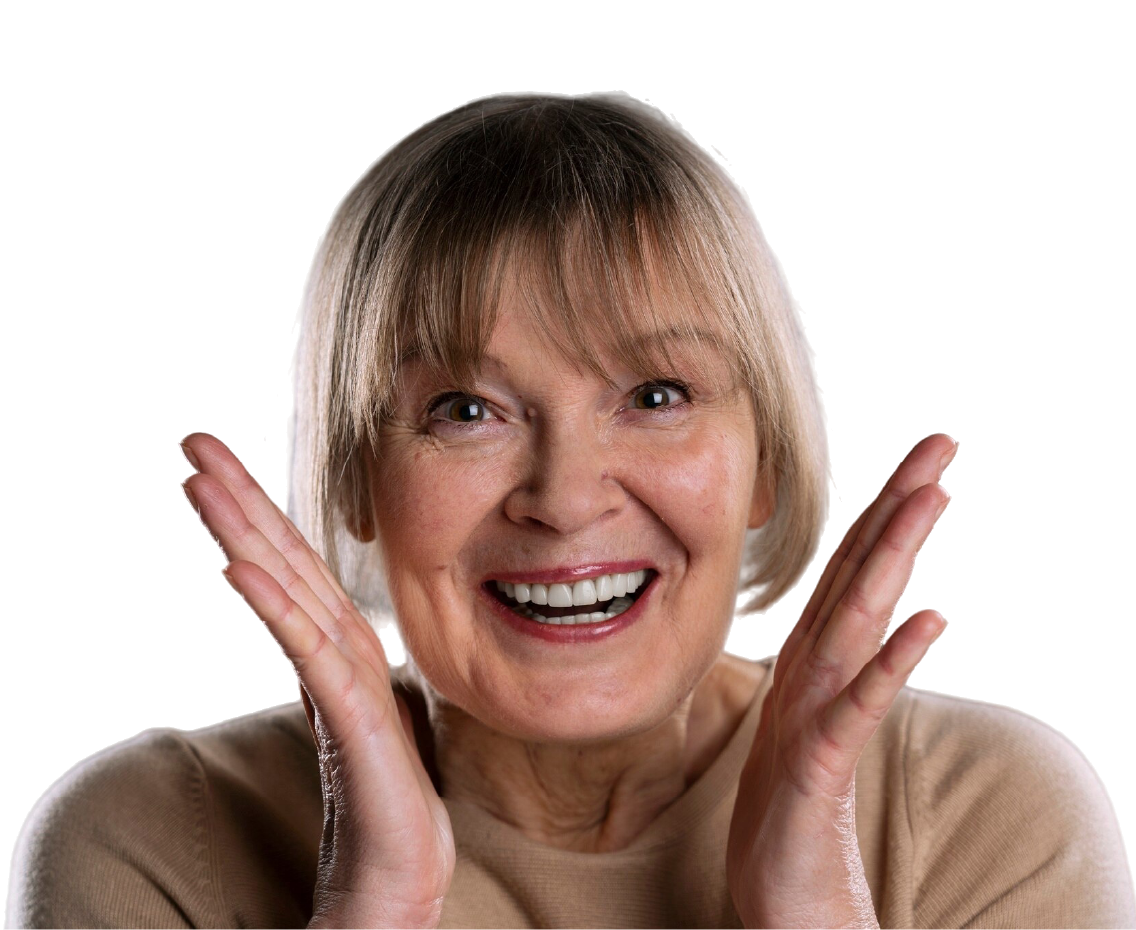 Paciente adulta mayor sonriendo con prótesis dental en Clínica Santa Bárbara
