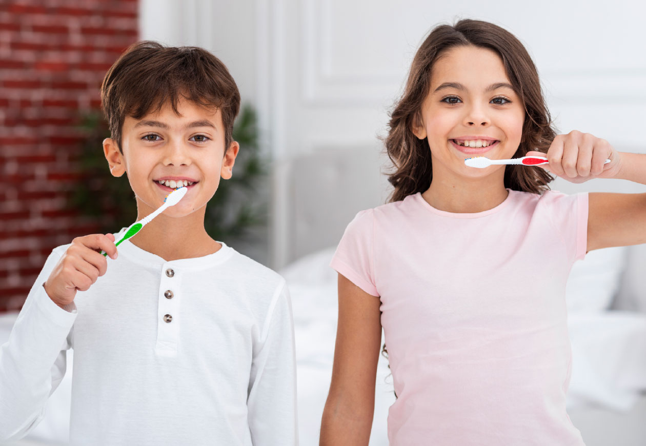 Niños aprendiendo higiene oral en Clínica Santa Bárbara Cajicá