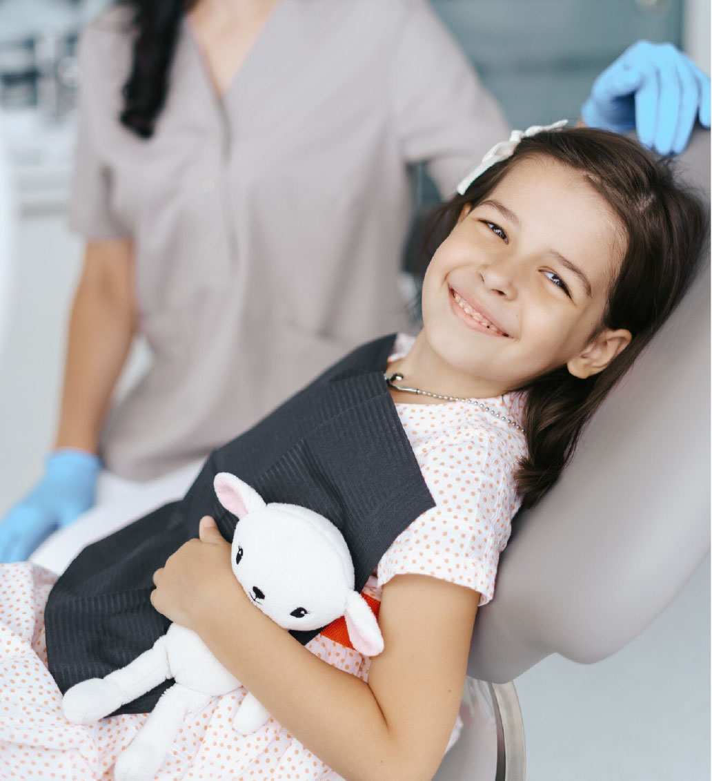 Niña sonriendo en su cita de odontopediatría en Cajicá