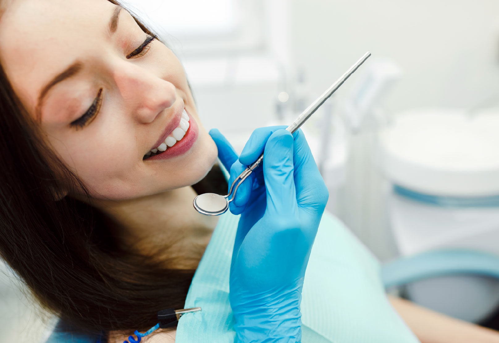 Paciente sonriendo tras su cita preventiva en Cajicá