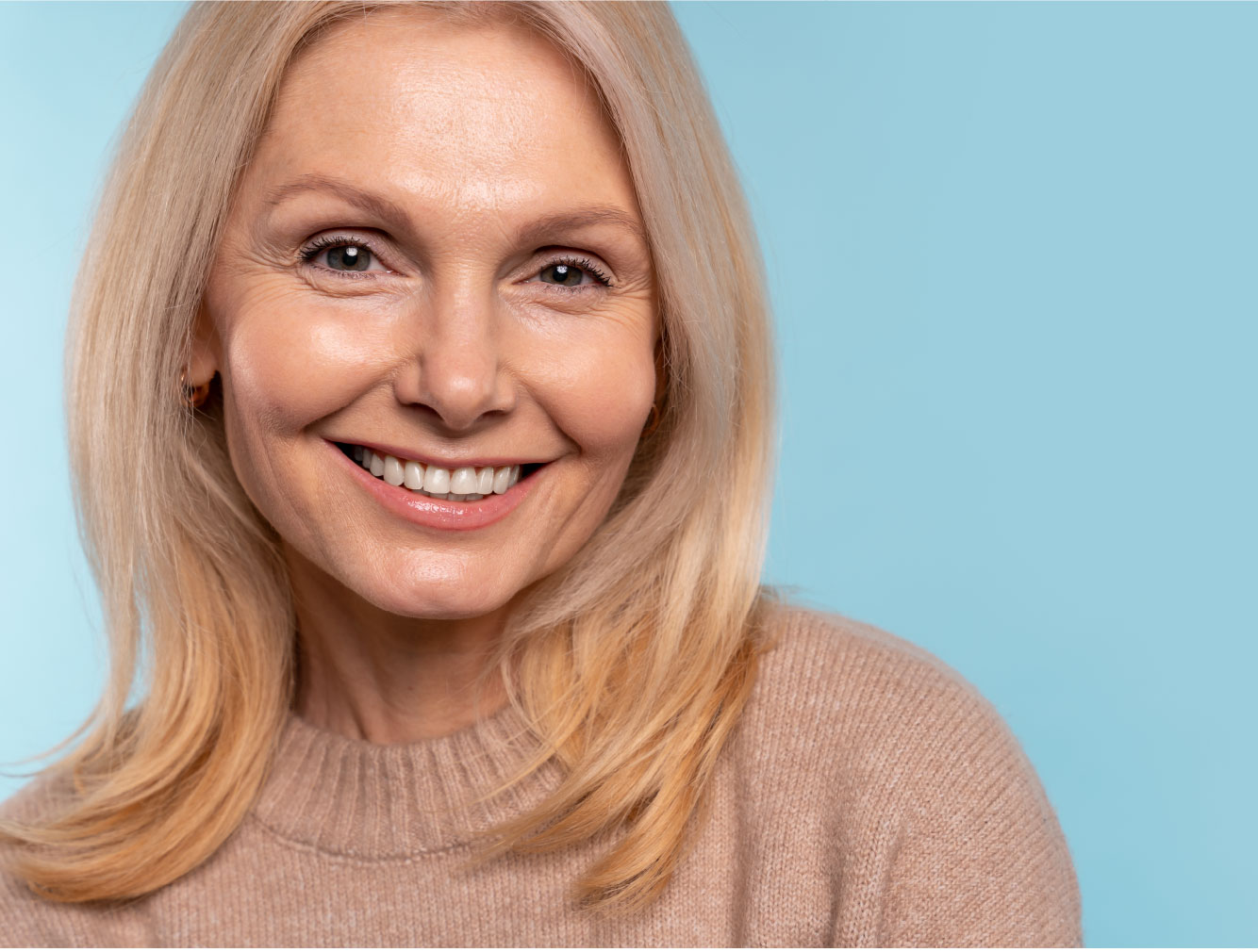 Paciente feliz tras recuperar su sonrisa con prótesis dental en Cajicá